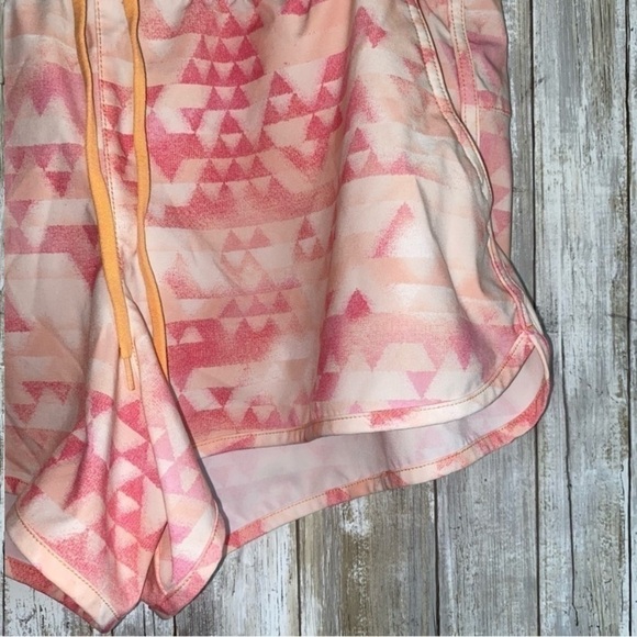 Columbia Women Bogata Bay Stretch Printed Hiking Shorts, Peach Blossom/Distant - Picture 3 of 6